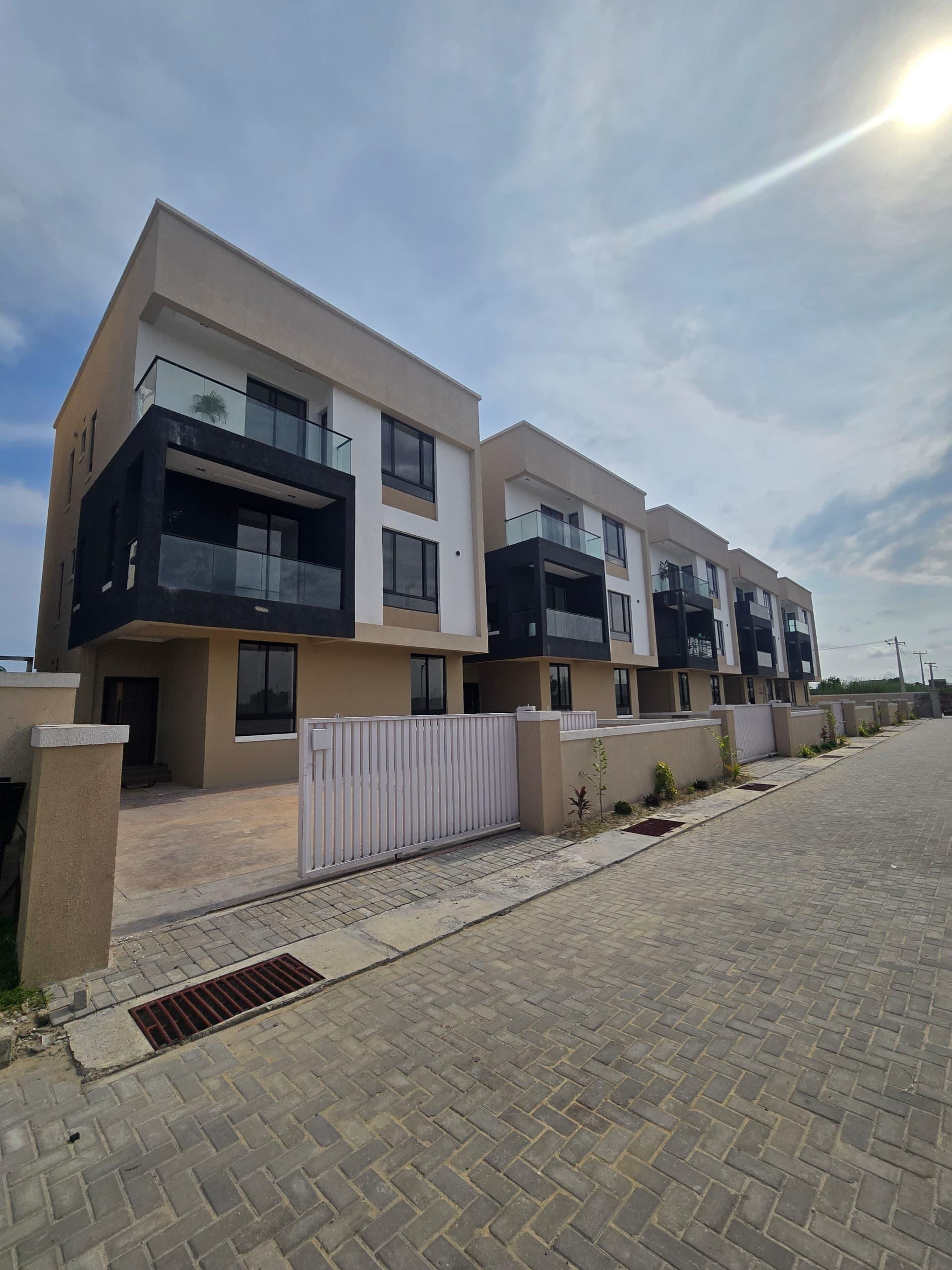 5 Bedroom Detached Duplex in Osapa London