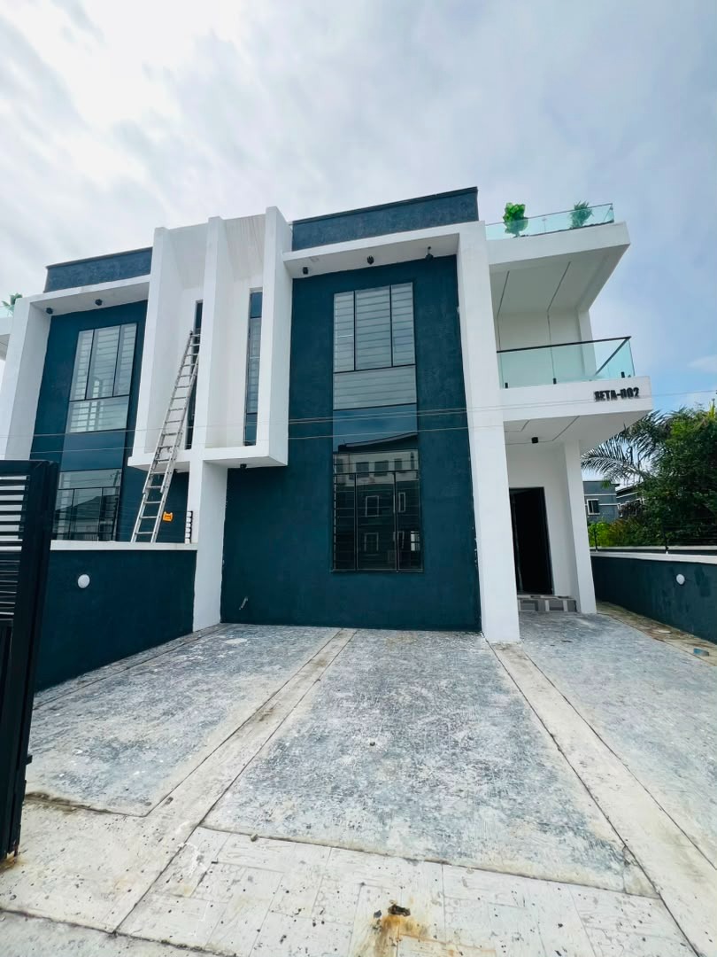 4 bedroom Semi detached duplex with bq
