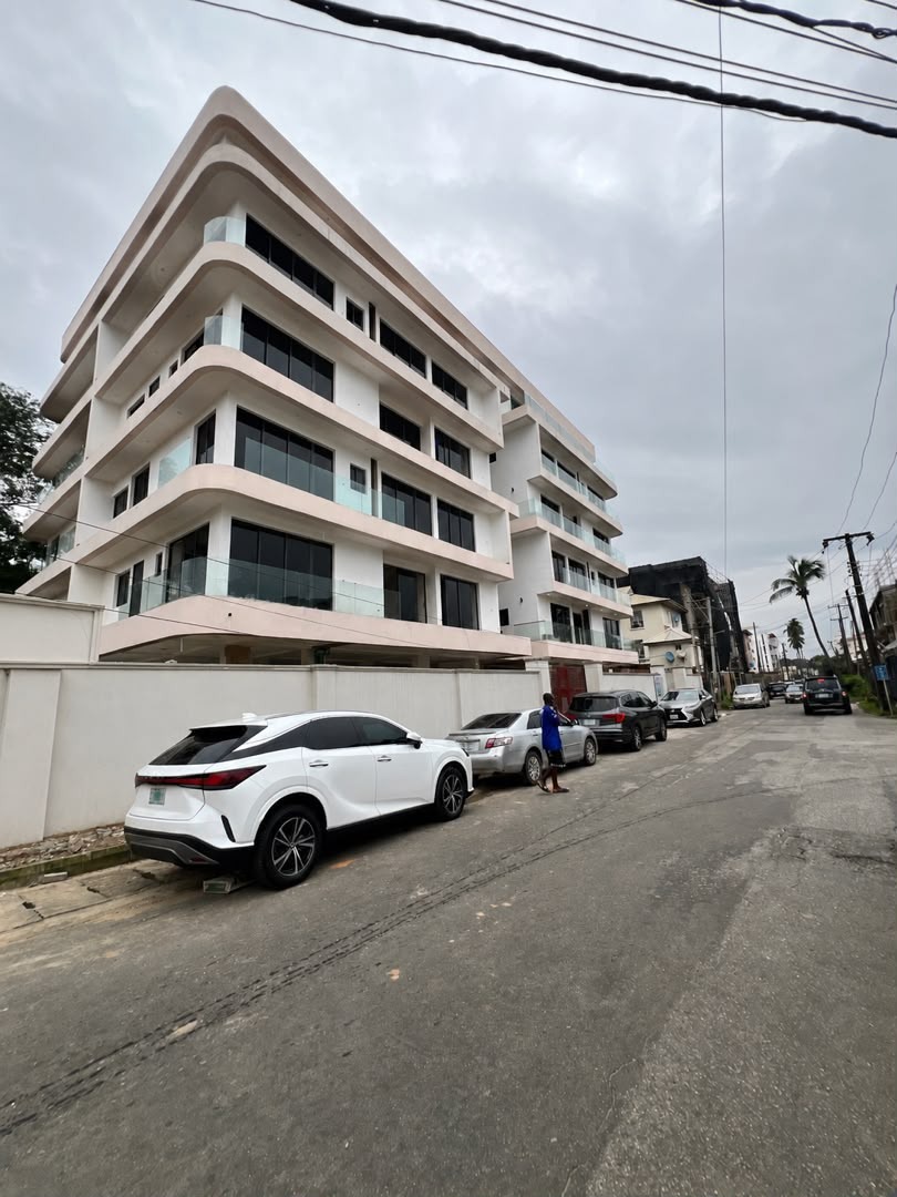Contemporary 4 Bedroom Maisonette in Shonibare Estate