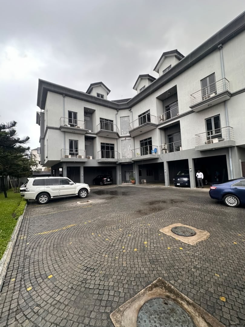 Spacious 2-Bedroom Apartment at Oniru