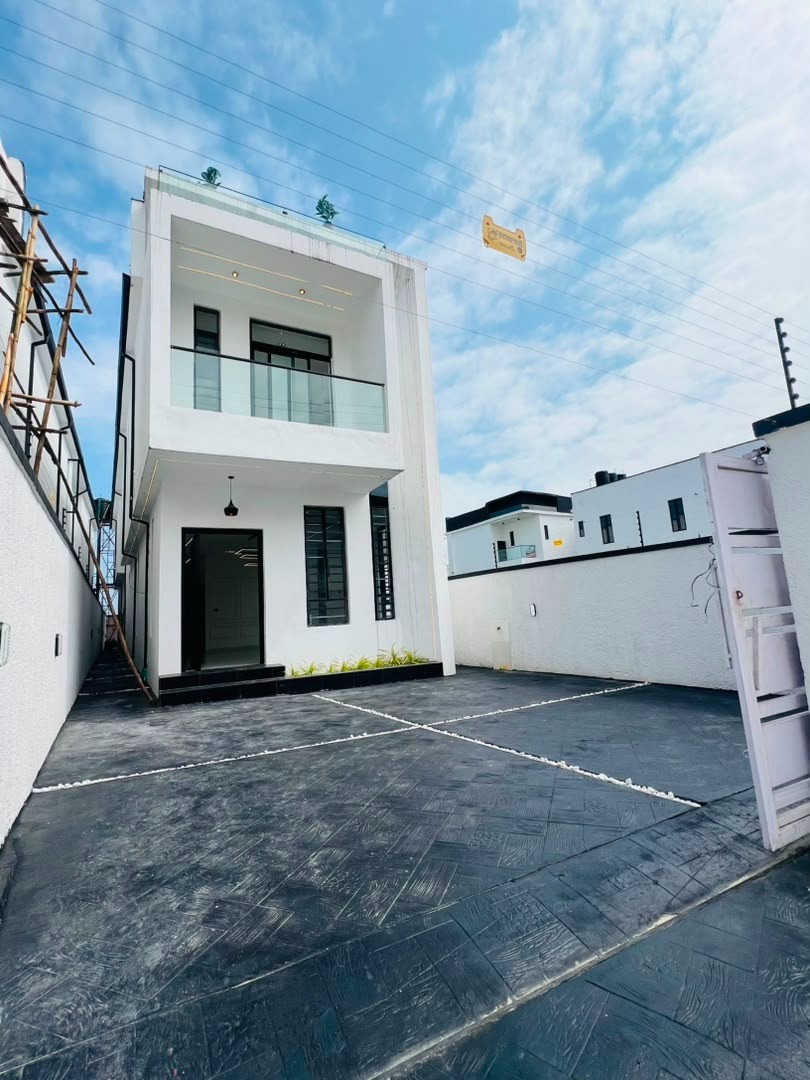 5 bedroom fully detached duplex with bq & swimming pool