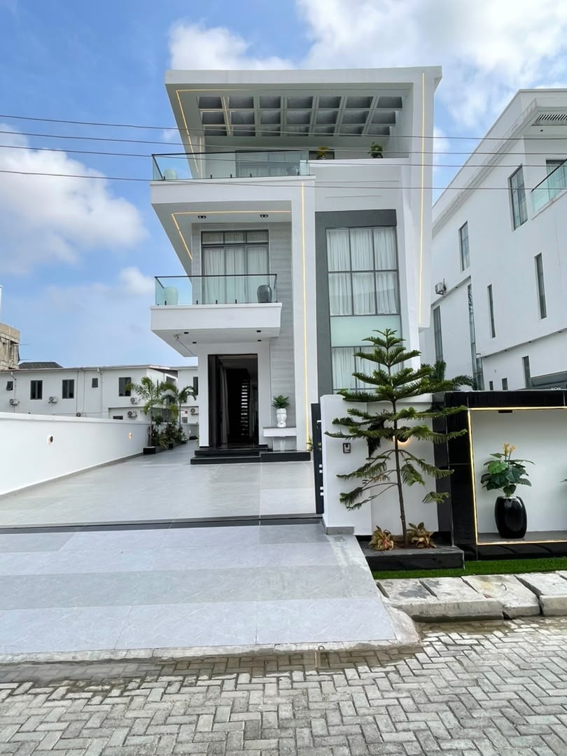 Luxury 5-Bedroom Fully Detached Duplex with BQ