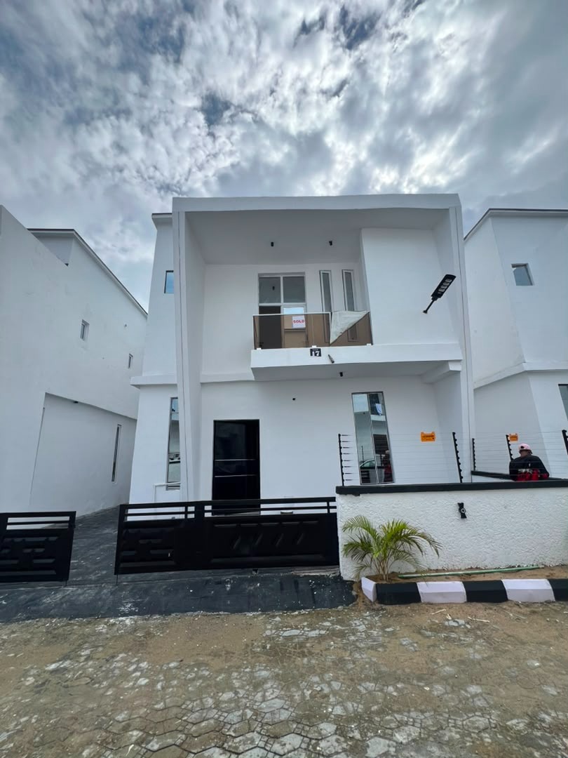 4 bedroom Fully detached duplex