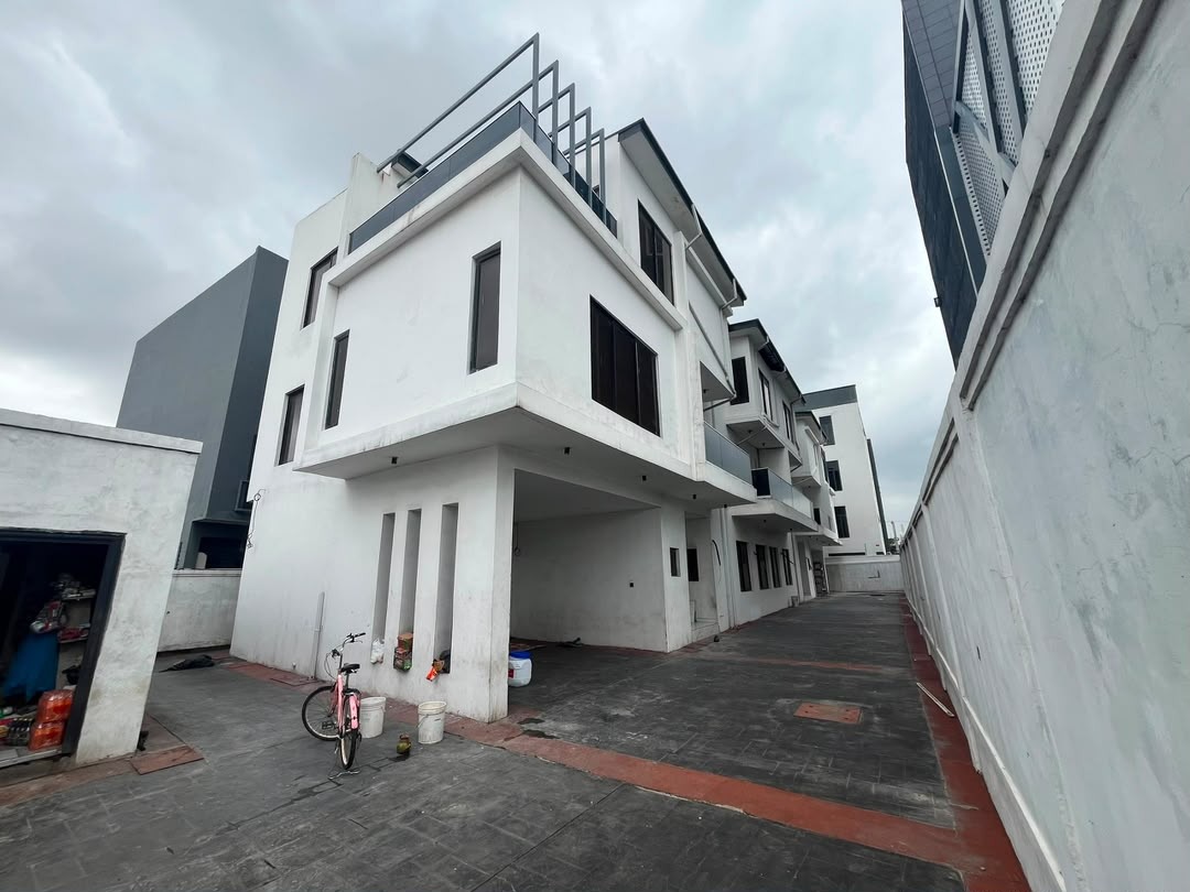 2 Units of 5 Bedroom Semi-Detached Duplex in Lekki Phase 1